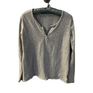 Gap gray long sleeve vee-neck tee, size large.